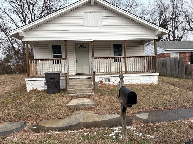 Building Photo - 4 Bedroom 1 Bath in High Point