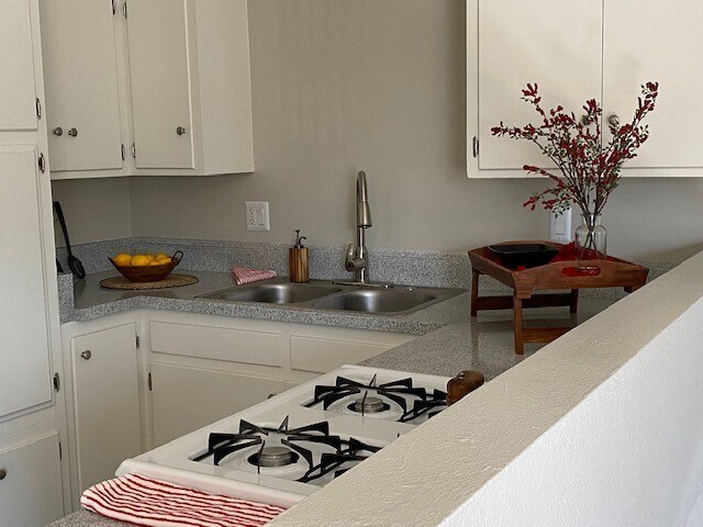 TUSTIN ARMS APARTMENTS