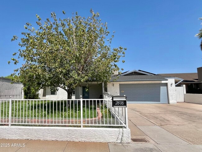 Building Photo - 2808 W Morten Ave