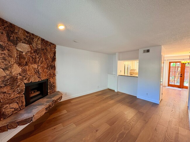 Building Photo - Amazing Two Bed 1.5 Bath Condo - University Heights - Garage & Driveway Parking Unit 2