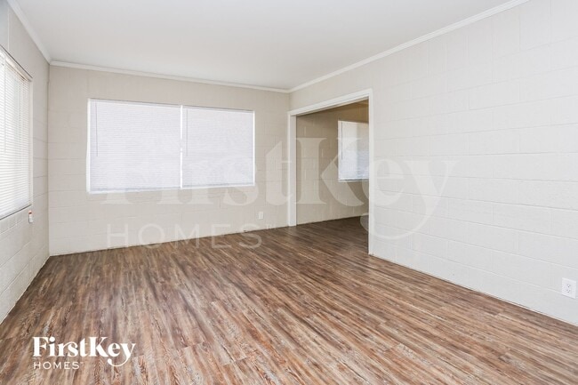 Photo - 619 Essex E Dr