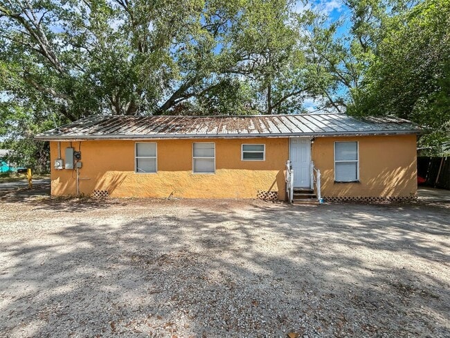 Photo - Spacious Tampa Home for Rent | Great Location & Large Yard! 3bed |2bath