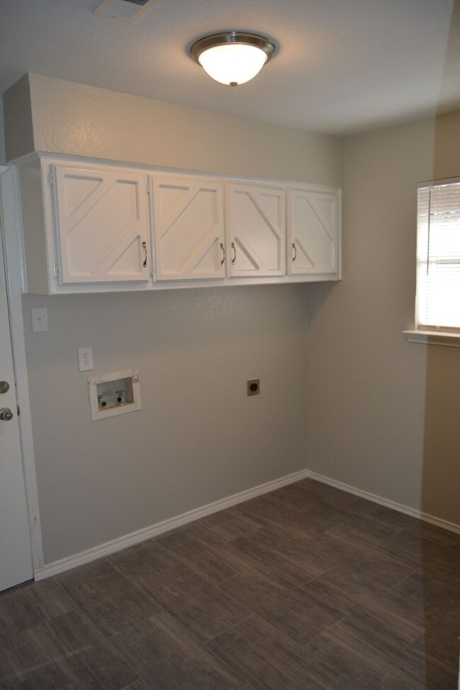 Building Photo - Great Updated Home Close to I20