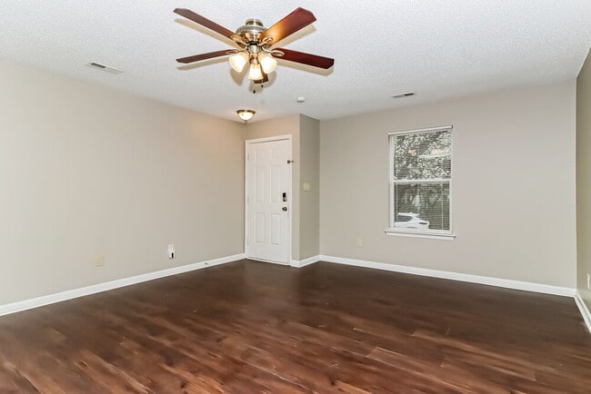 6303 Linda Vista Ln