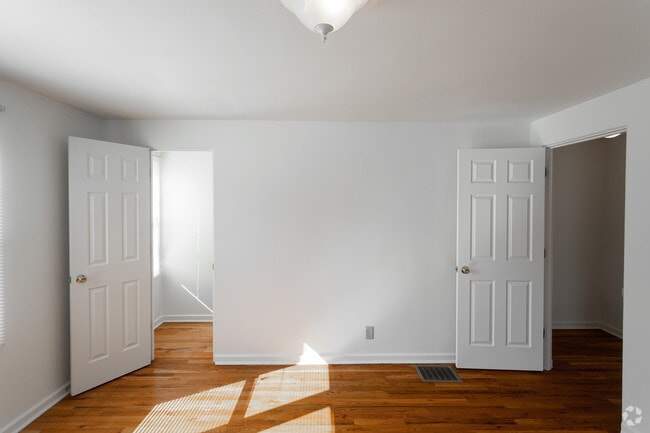 2BR, 1BA - 900 SF