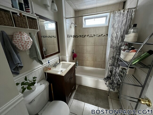 Building Photo - 74 Romsey St Rental