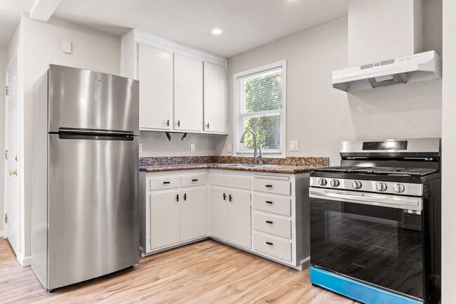 Photo - Newly Renovated 2 Bedroom Apartment with P... Unidad F