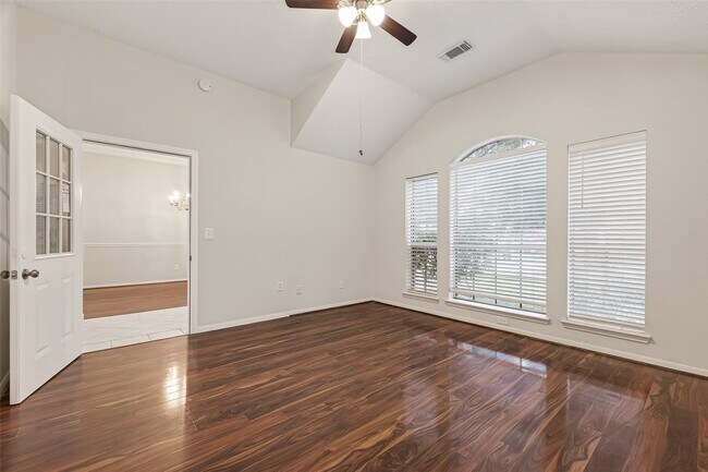 Photo - 2002 Foundary Dr