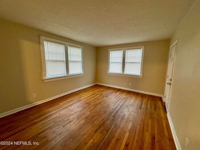 Photo - 2889 College St