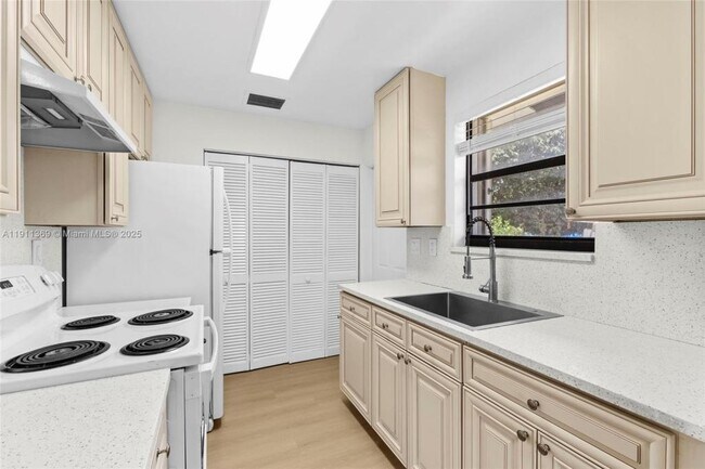 Photo - 5629 Taft St