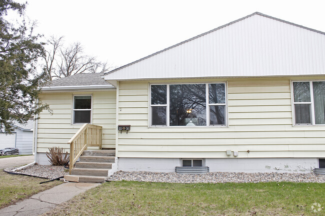 Building Photo - 1815 Dakota St Rental