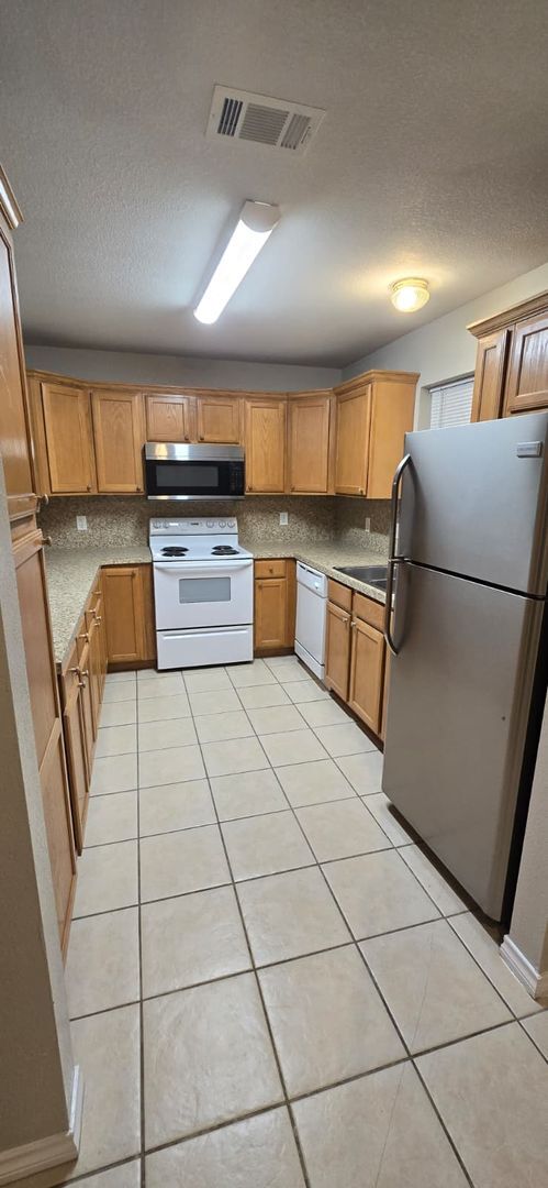 Photo - Spacious 3 bedroom / 3 bath duplex in convenient location