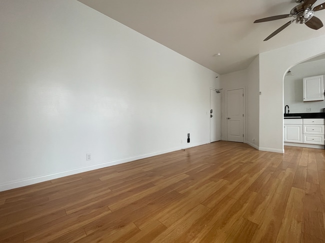 Photo - 5138 Melrose Ave Unidad 205