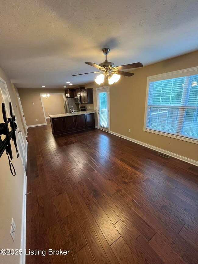 Photo - 208 Huckaberry St