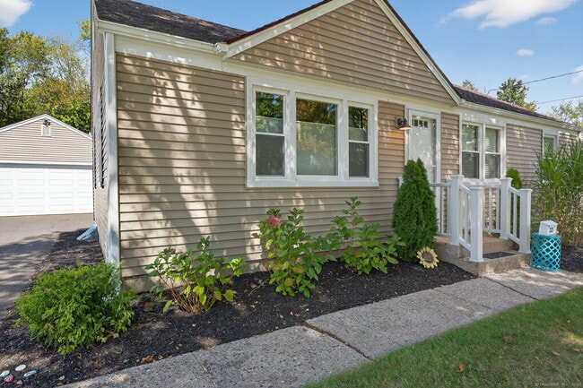 Building Photo - 222 Robbins Ave Rental