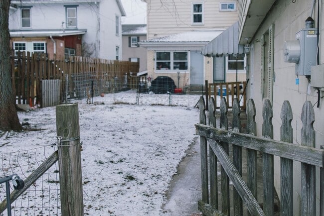 Building Photo - 114 Thompson St Unit Rear