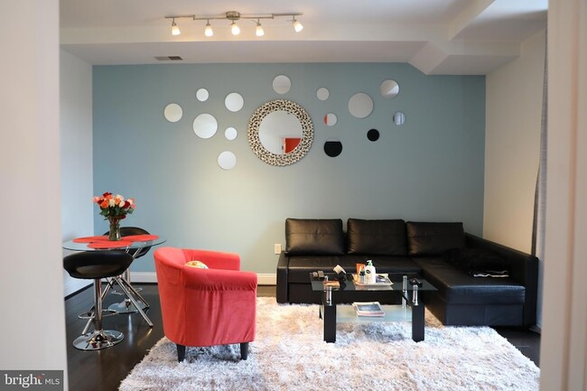 Building Photo - 1111 Oronoco St Unit 532