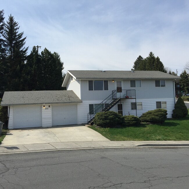 Building Photo - 255 NW Ann St Unit Upper