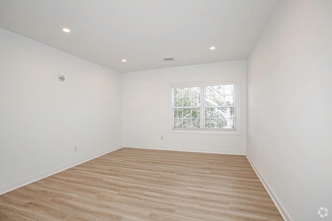 1BR,1BA - 713SF - Living Room - The Glen at Glen Rock Station