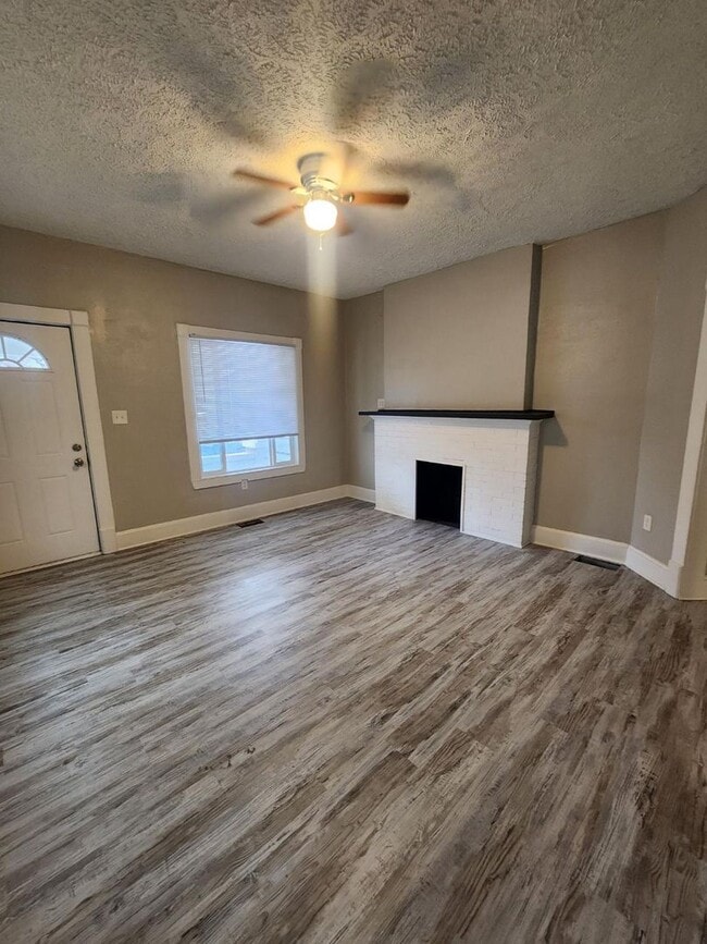 Spacious Three Bedroom Two Story Duplex lo... - Spacious Three Bedroom Two Story Duplex lo... Casa