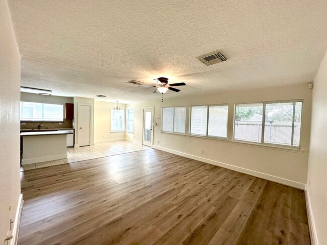 Photo - 3 bed 2 Bath in Sienna