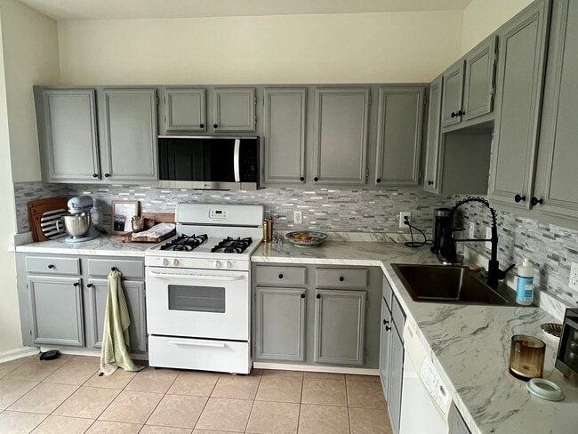 Photo - 20417 Riverbend Sq Unidad Spacious Bright Condo in Sterling