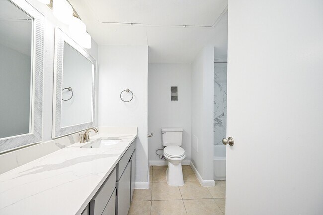 Building Photo - 8427 Hearth Dr Unit 2