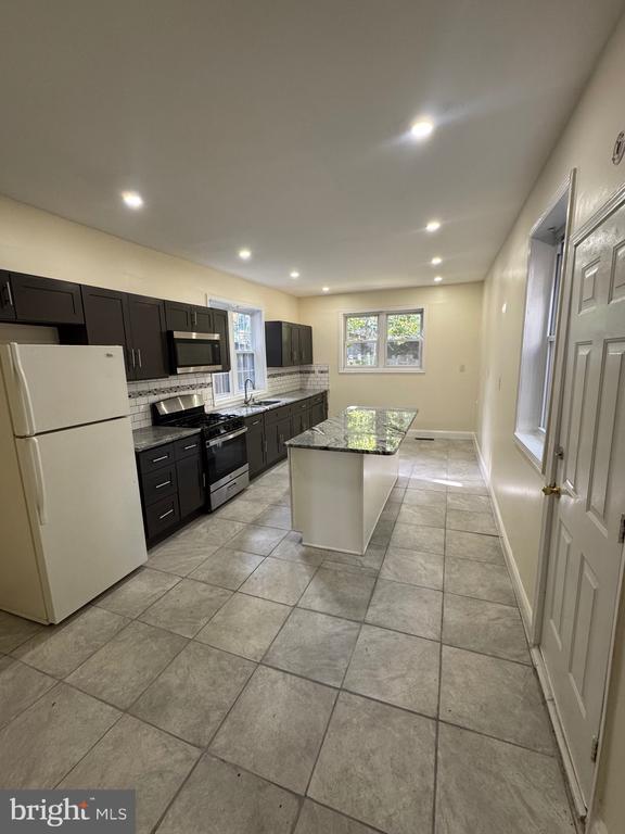 Photo - 2411 West St