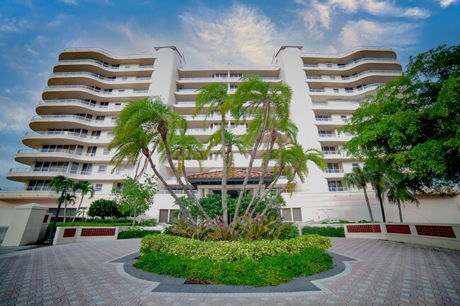 Building Photo - Luxury Seasonal or Annual Rental in the Pr...