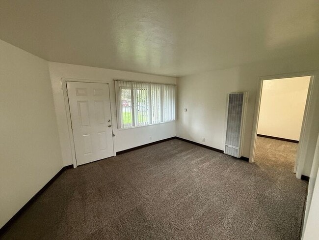 Photo - 279 Kearney St S