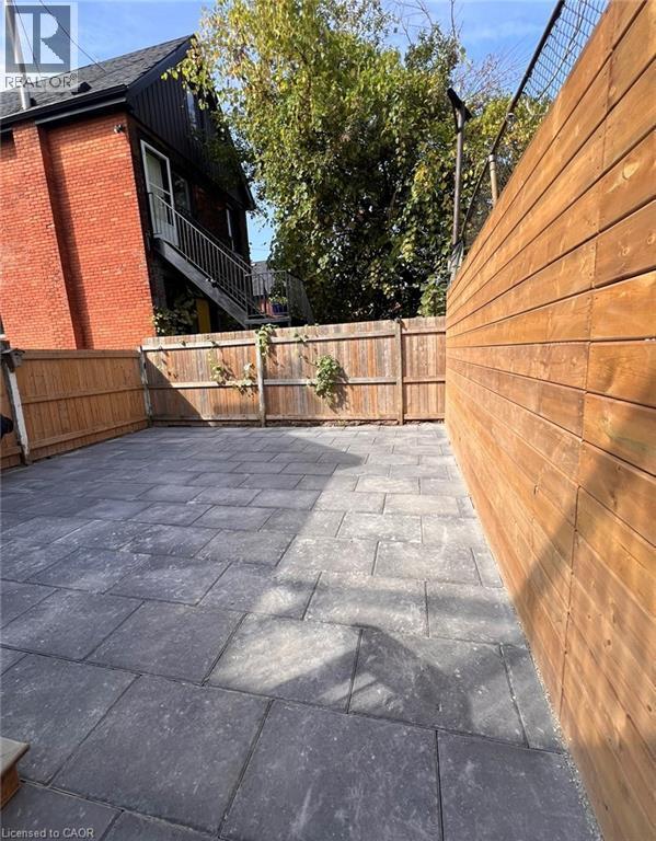 Photo - 158 Wellington St S