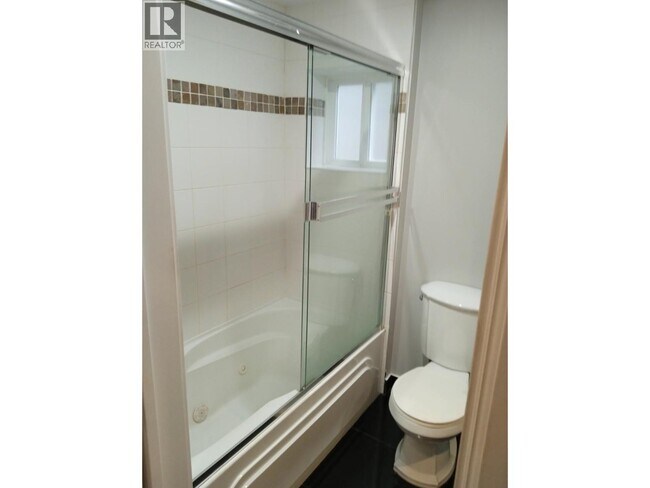 Photo - 4585 Commercial St