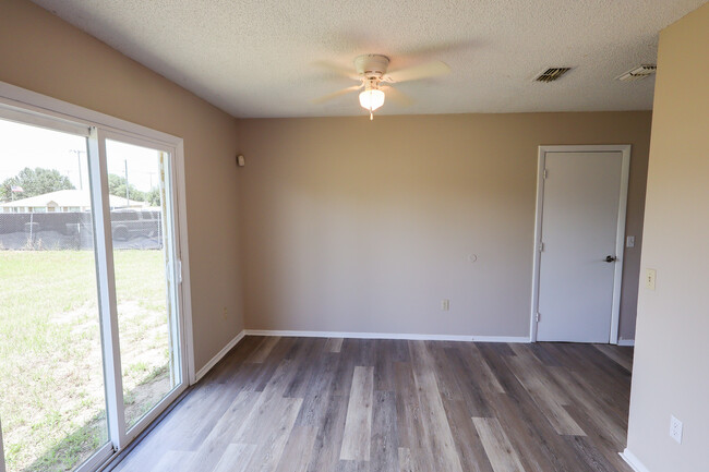 Photo - 199 Willow Rd