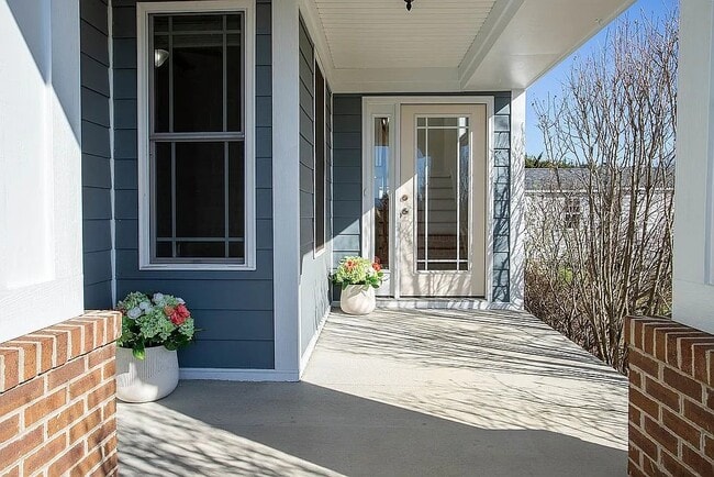 Photo - 361 Windsor Dr