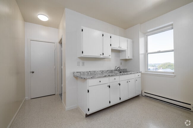 1BR, 1BA - 600SF - Kitchen