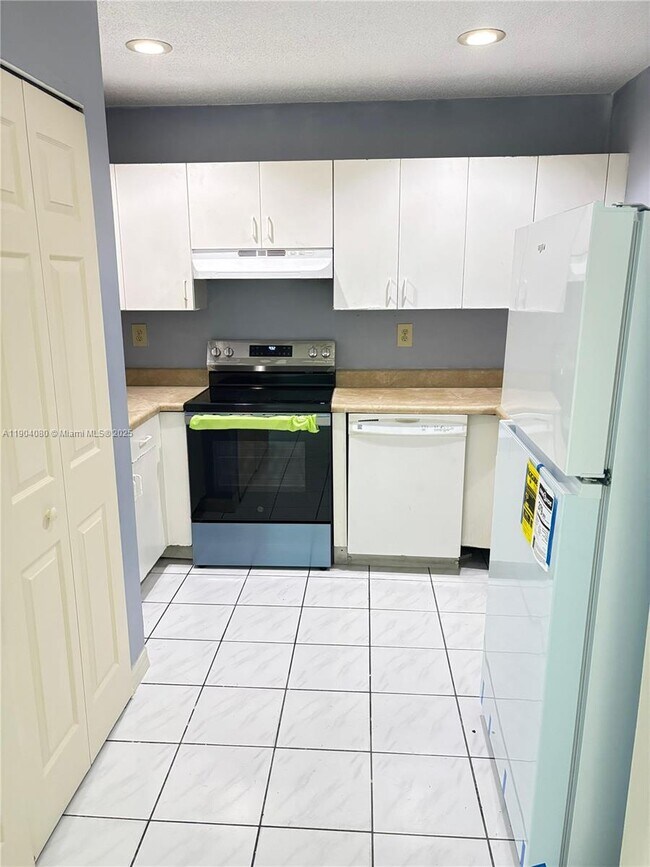 Building Photo - 300 NW 114th Ave