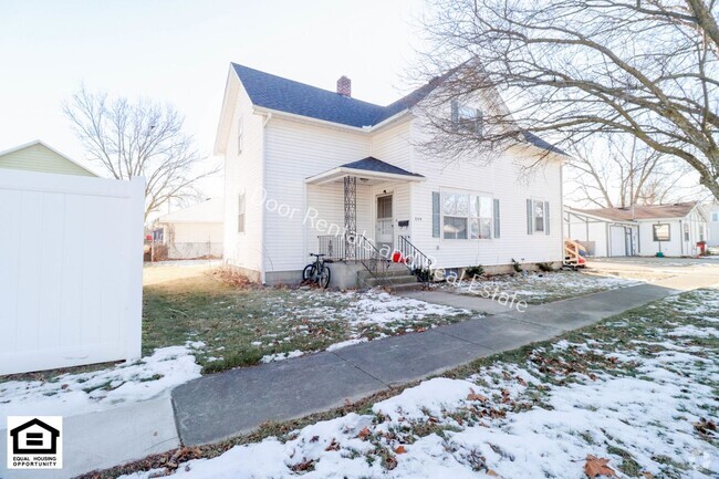 Building Photo - 209 E 17th St Unit 209 1/2 E 17th St Rental