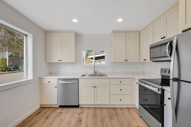 Photo - 404-406 SW Elmwood Ave Unit 404