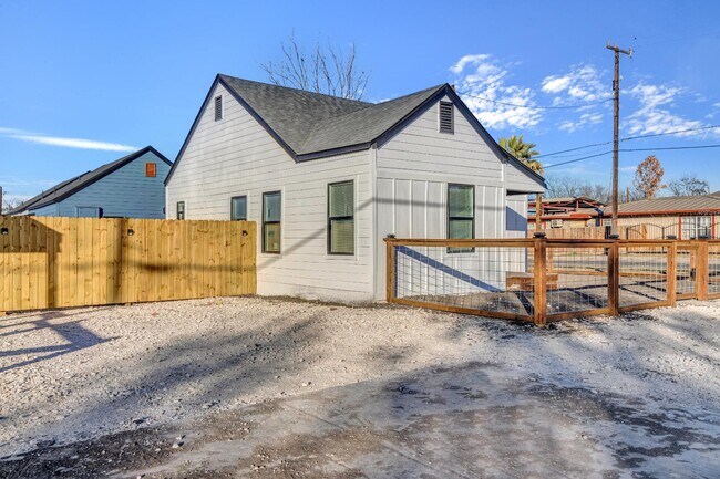 Building Photo - 1803 Texas Ave Rental