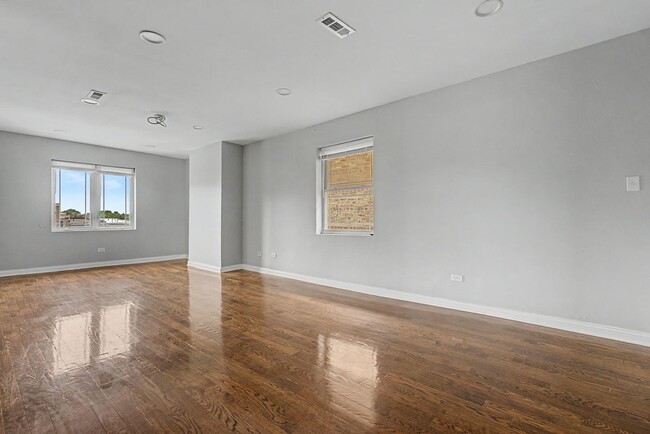 Photo - 6540 S Maryland Ave Unit 3