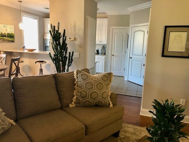 Photo - 3 bedroom, 3 Bath in Oxford, small fenced yard.