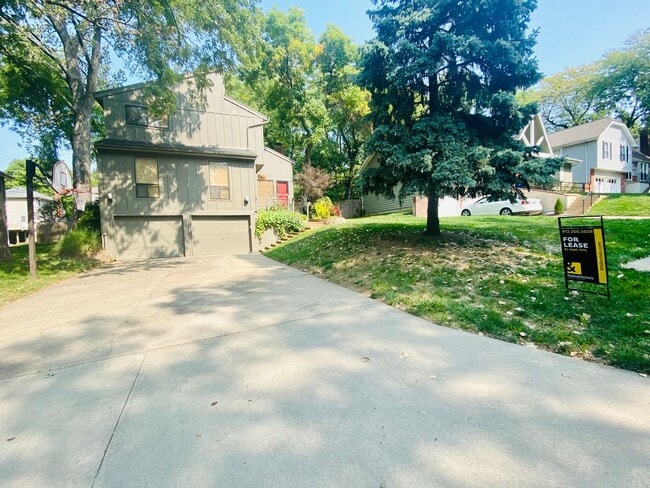 {13042} Contemporary in Lenexa + Fenced Ya... - {13042} Contemporary in Lenexa + Fenced Ya... House