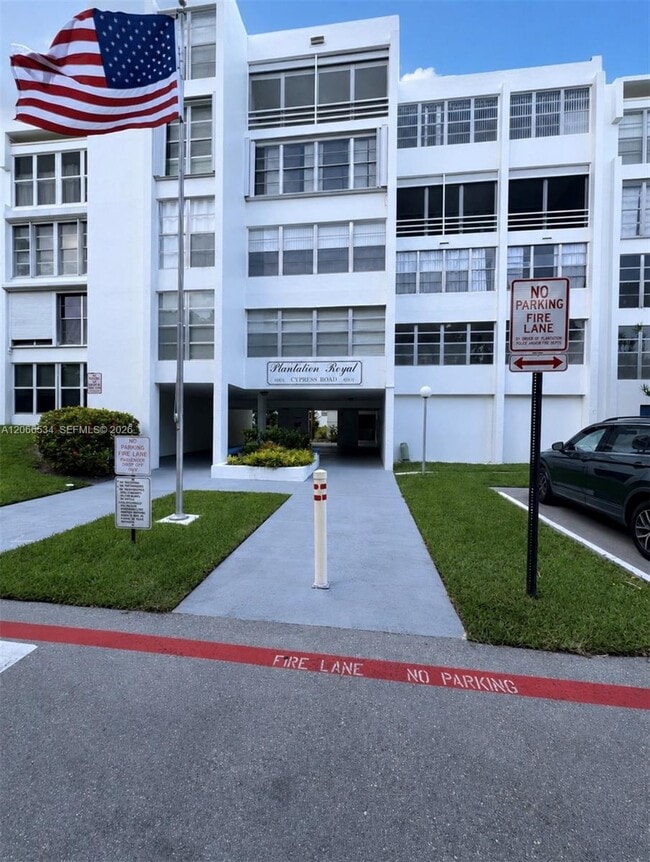 Building Photo - 6901 Cypress Rd Unit B17