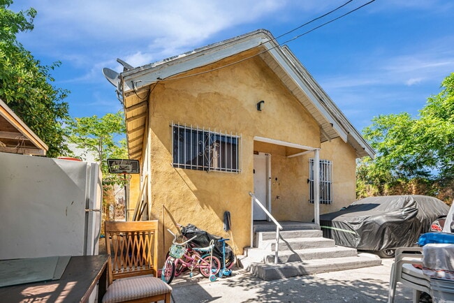 Building Photo - 847 W 43rd St Rental