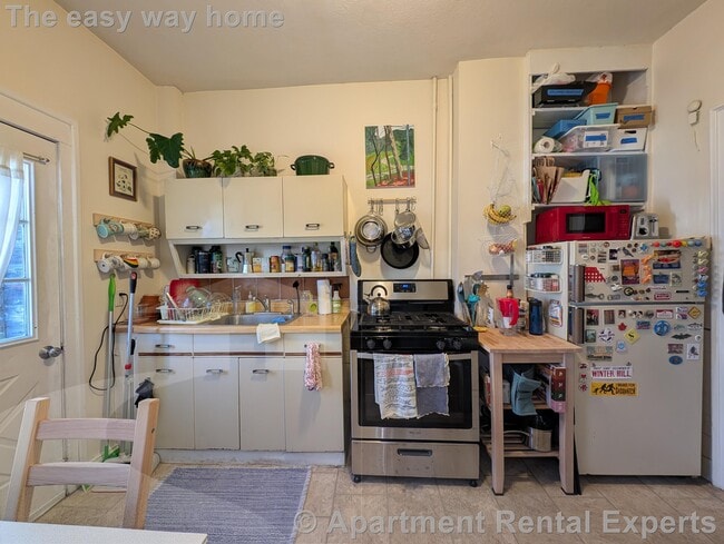 Building Photo - 2 Evergreen Square Unit #1