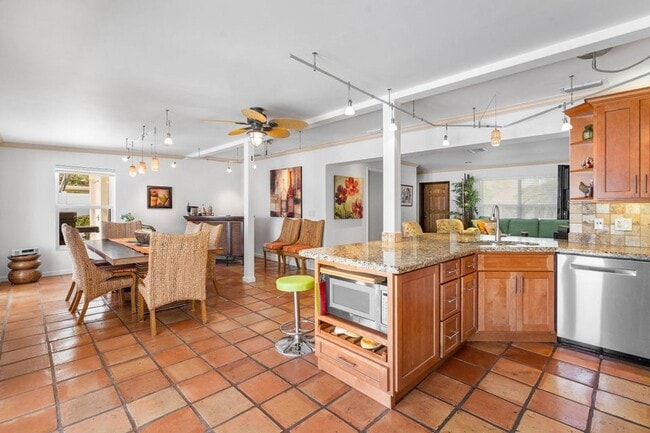 Photo - 2330 NE 48th St