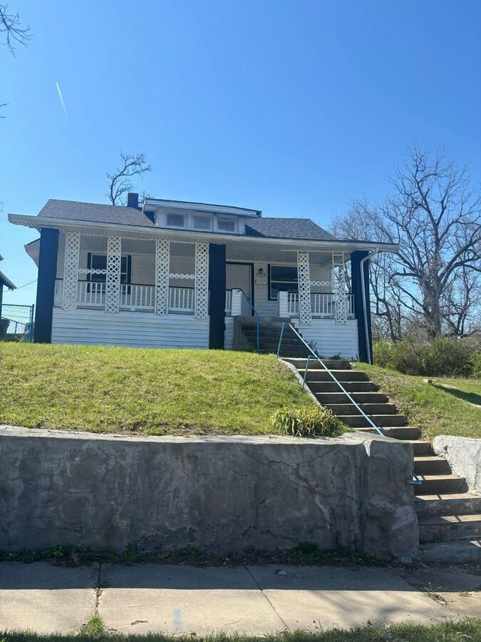 Updated 3BR / 2BA Craftsman – Fenced Yard, Garage & Private Parking - Updated 3BR / 2BA Craftsman – Fenced Yard, Garage & Private Parking