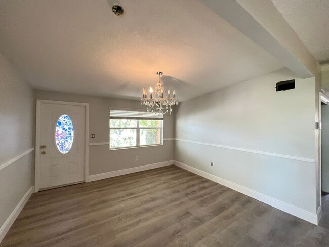 Building Photo - 6511 Seminole Dr Unit 1