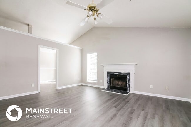 Photo - 818 Riverbark Ln