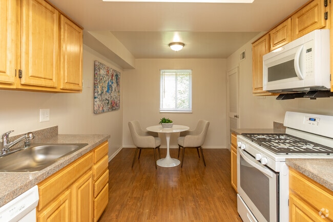2BR, 2BA -1100 SF - Kitchen - The Worthington